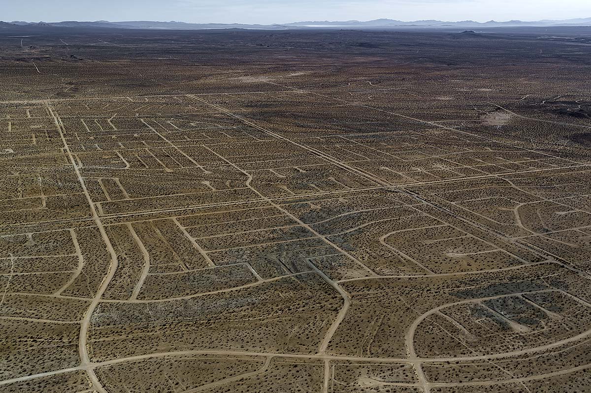 lincoln boulevard, leftscape #9, usa, 2017 (in 1958 a real estate developer master-planned californias next mega city. the plan failed. the streets all have names)